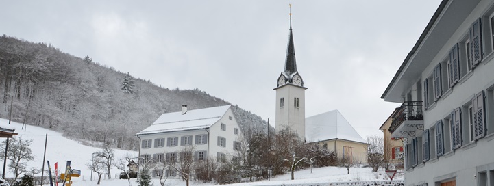 Kirche und Dorf Langenbruck im Winter